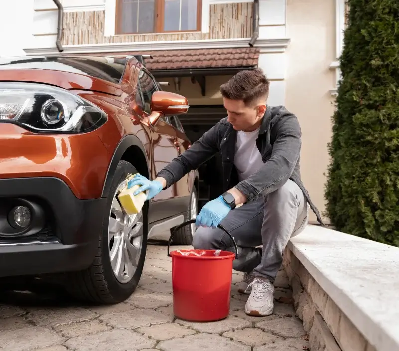Lavage auto à domicile Le Compas : professionnel intervenant sur un véhicule